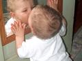 Dzieci do około drugiego roku życia są zainteresowane odbiciem z lustra, ale myślą, że to inna istota. Fot. roseoftimothywoods, źródło: http://en.wikipedia.org/wiki/File:Mirror_baby.jpg, dostęp 16.09.14.
